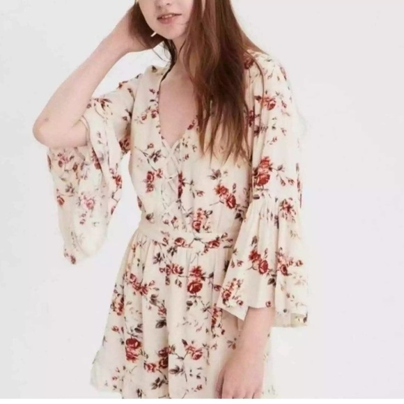 American‎ Eagle Romper Womens Medium Ivory Floral Bell Sleeve Ruffle Pockets - Picture 1 of 12